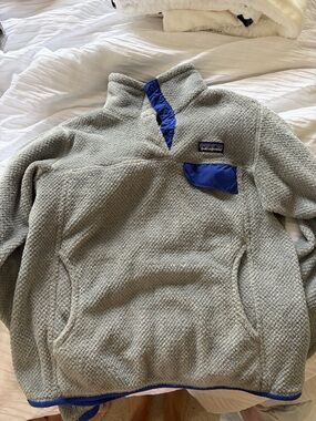 Patagonia women’s  Light Gray Fleece Snap Pullover with Blue Trim
